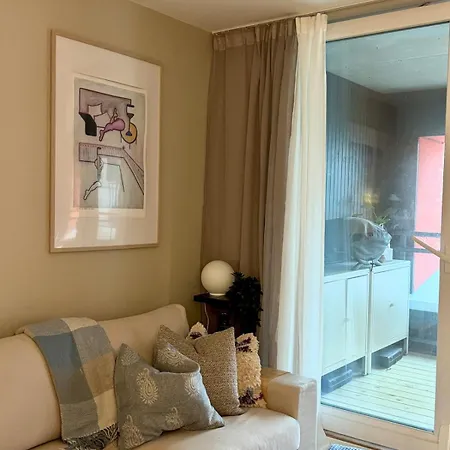 Apartment Modern Near Center Of