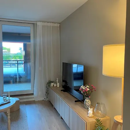 Apartment Modern Near Center Of